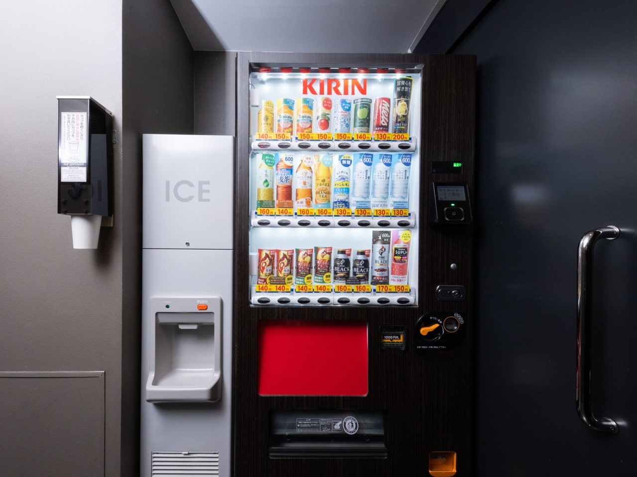 館内1階に製氷機・自動販売機をご用意。