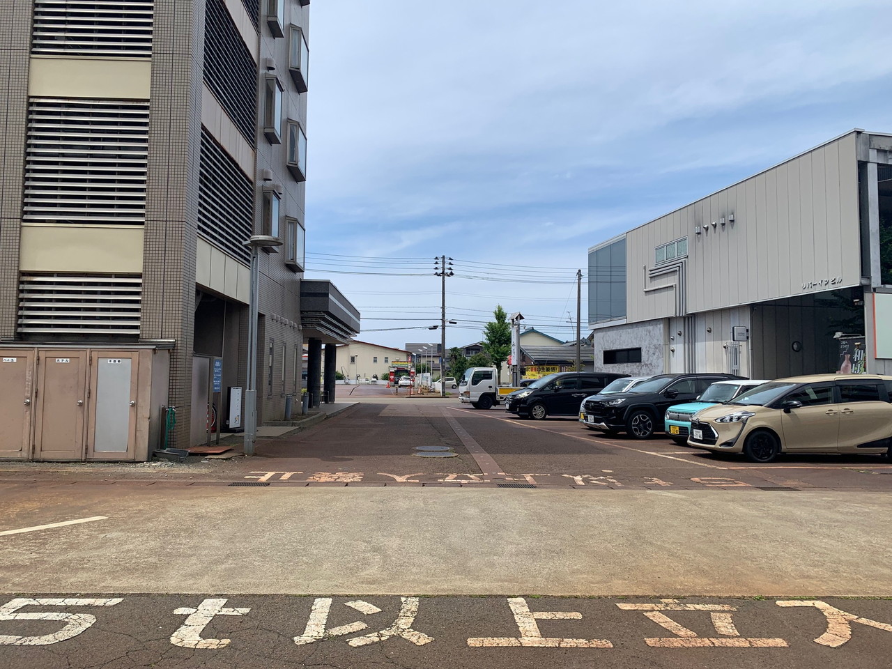 普通車予約不可、到着順にてご駐車ください。