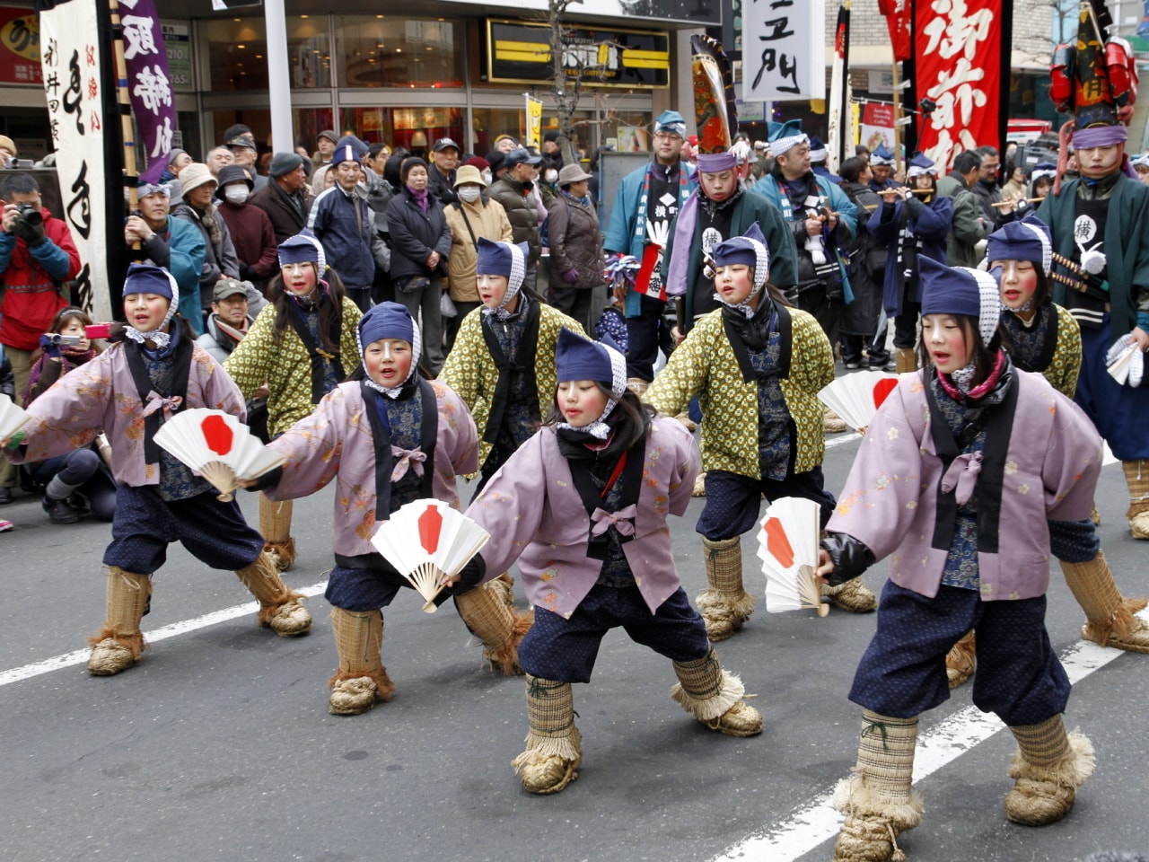 太夫達の舞の合間には、可愛い子供たちによる数々の「祝福芸」が披露されます。
