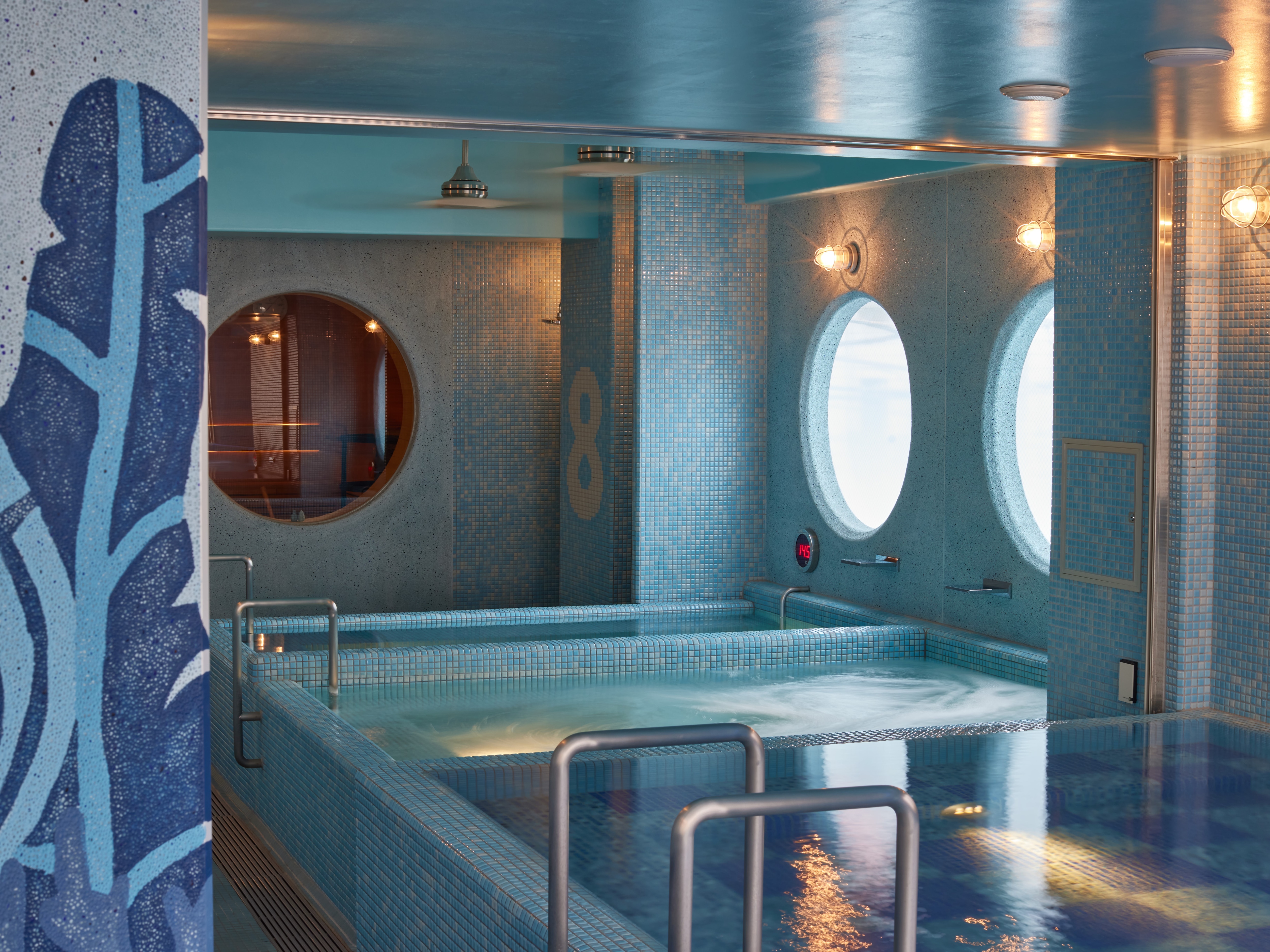 スパ「8WATER CAVE swim suits spa」
