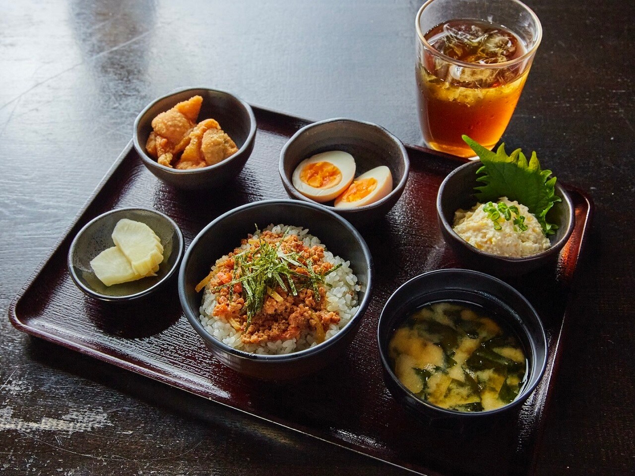 アツアツご飯に大人気「鶏屋の鶏そぼろ」などをのせた日替わり小丼ぶりと日替わり素揚げの「和朝食」