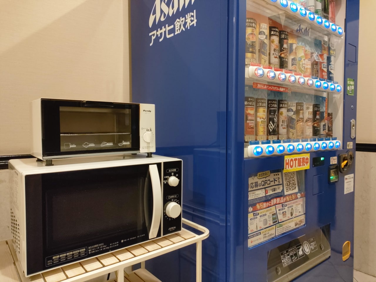 【電子レンジと自動販売機】 1階のフロント奥にご用意しております。　24時間ご利用いただけます。お酒は販売しておりません。