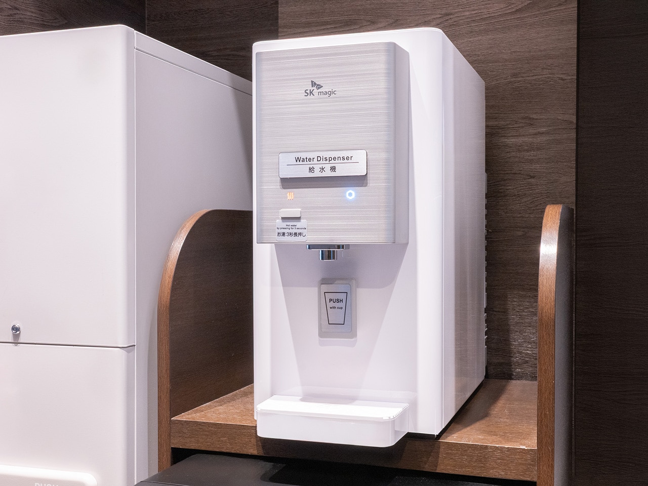 【1階　ウォーターサーバー】 館内1階ベンダーコーナーにウォーターサーバーをご用意。