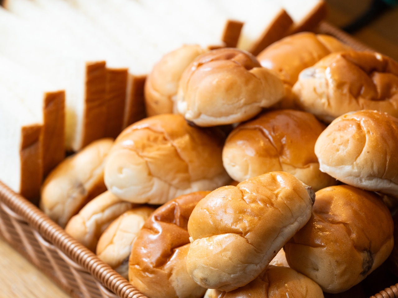 ビュッフェには数種類のパンもご用意しております