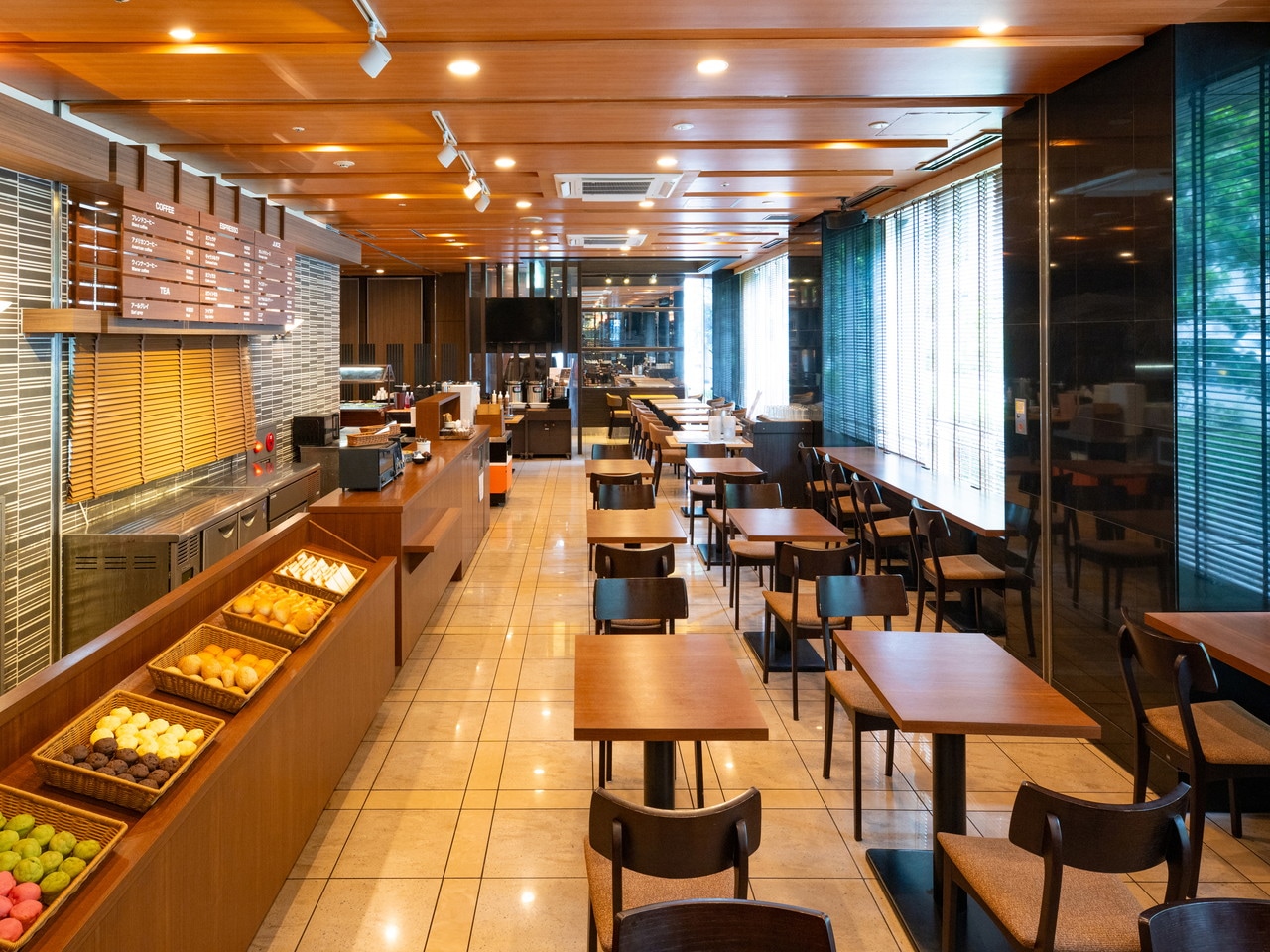 光あふれる朝食レストラン