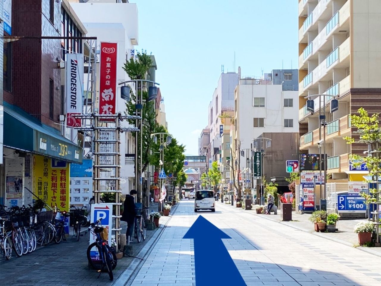 そのまま直進します。(左手に菊家さんの赤い看板が見えます。)