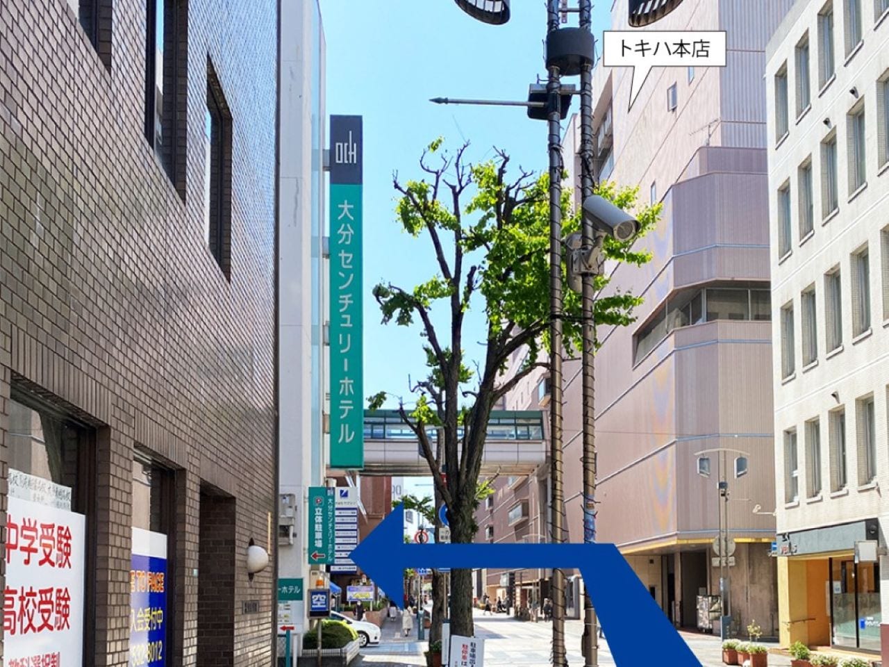 ③さらに進むと、左手に大分センチュリーホテル緑色の看板手前に立体駐車場の入り口がございます。
