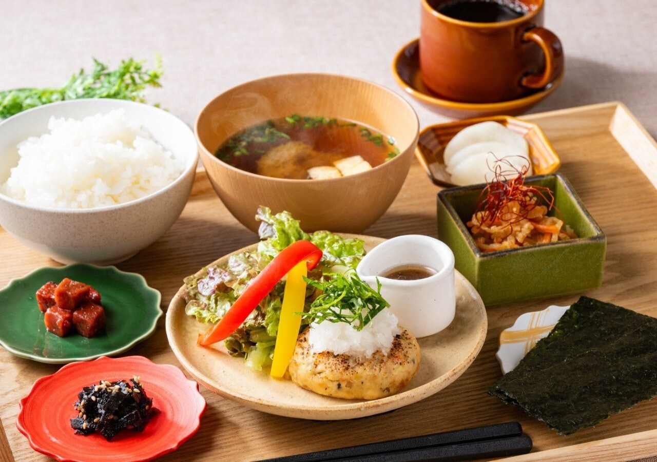 鶏豆腐ハンバーグと３つの小鉢