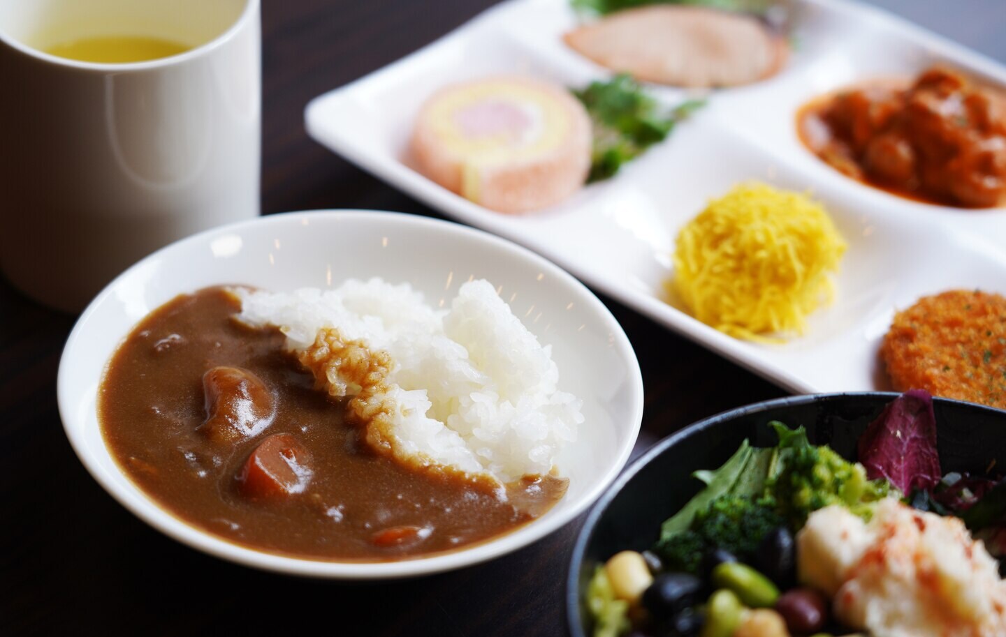 日替わりのメニューにカレーやサラダバー