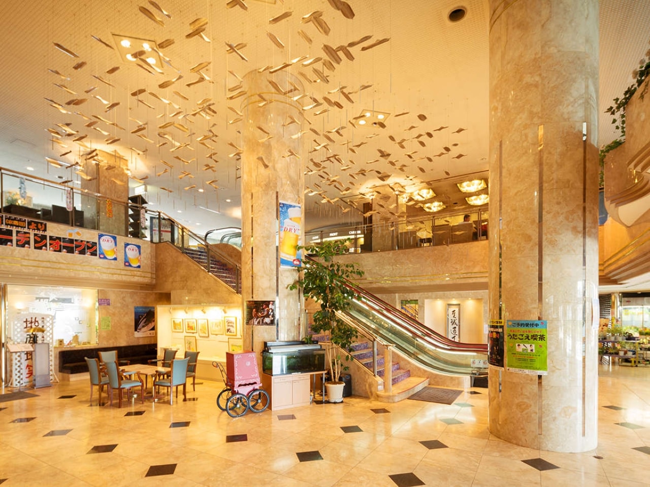 エントランス　2階まで吹き抜けの広々とした空間です。