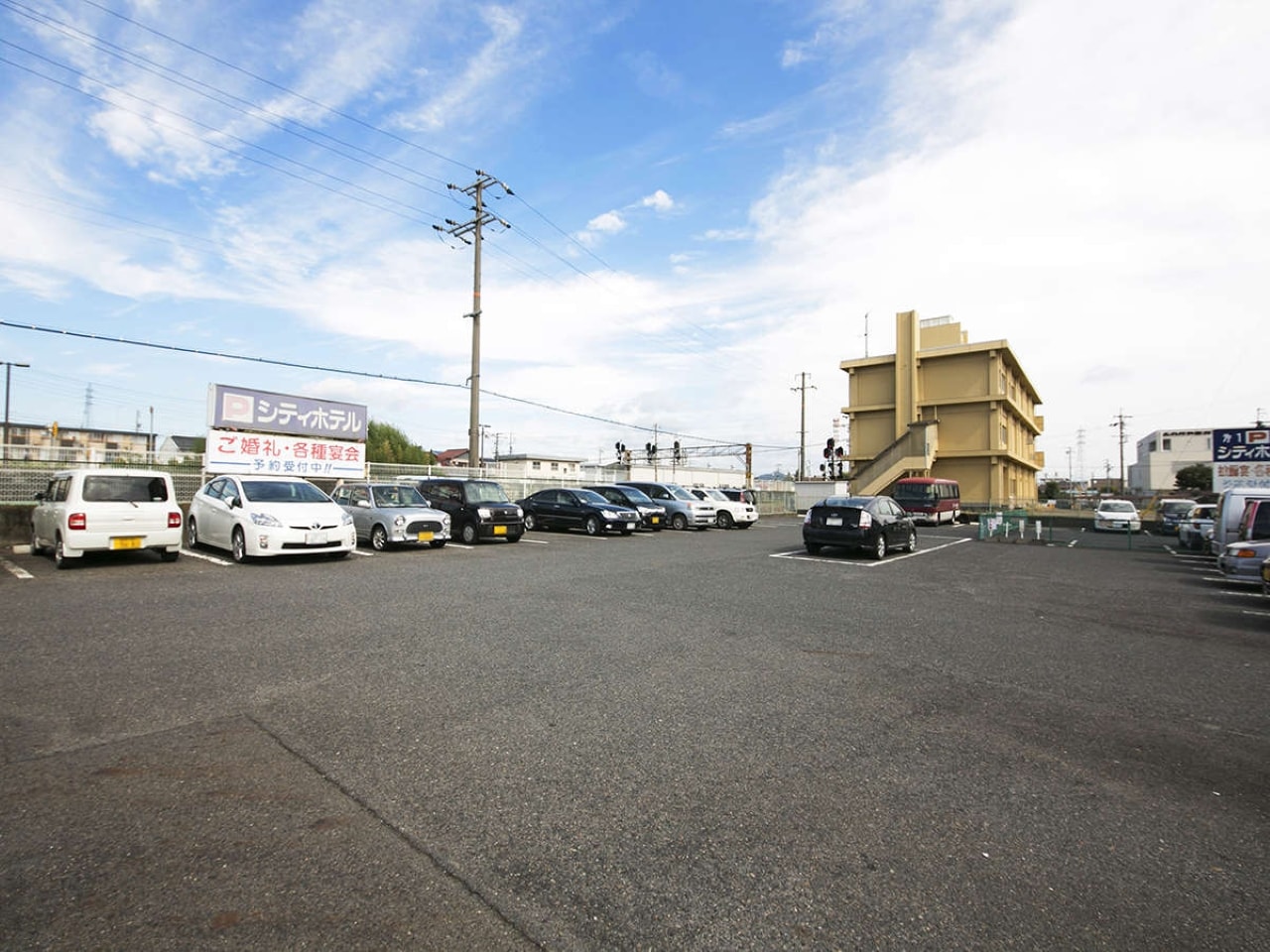 収容台数90台の広々とした駐車場です。