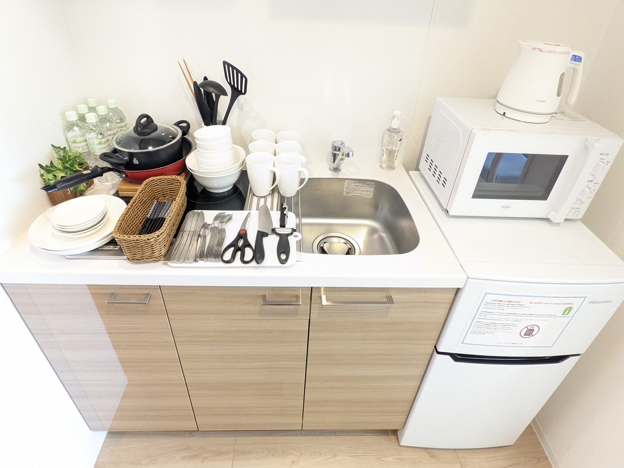 2口のIHコンロに調理器具や食器をご用意しております