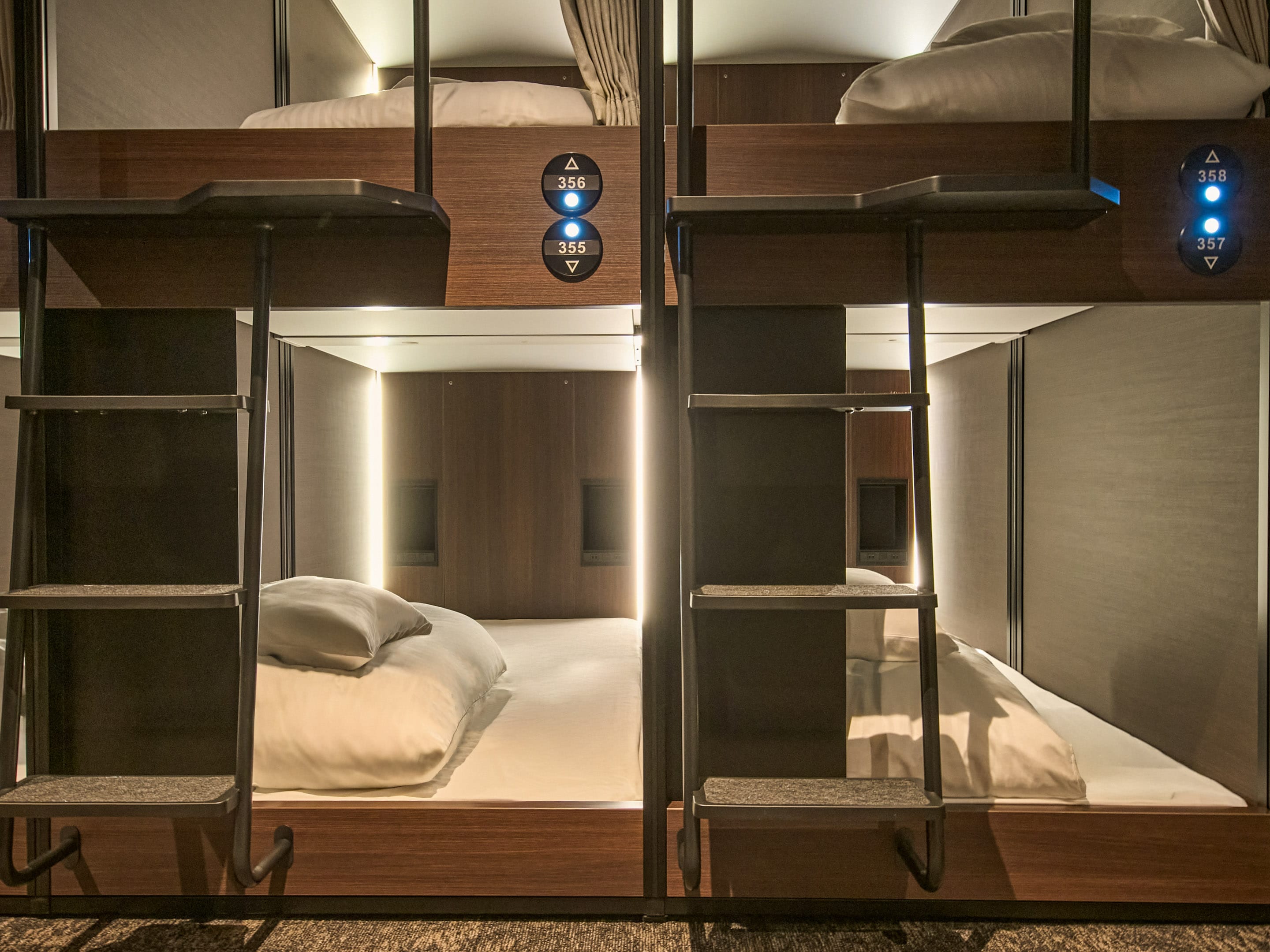 カプセルルーム（上段／下段）※男性限定