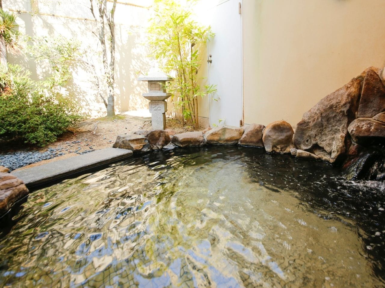 赤穂温泉さつき乃湯　女性浴場の露天風呂（朝の様子）