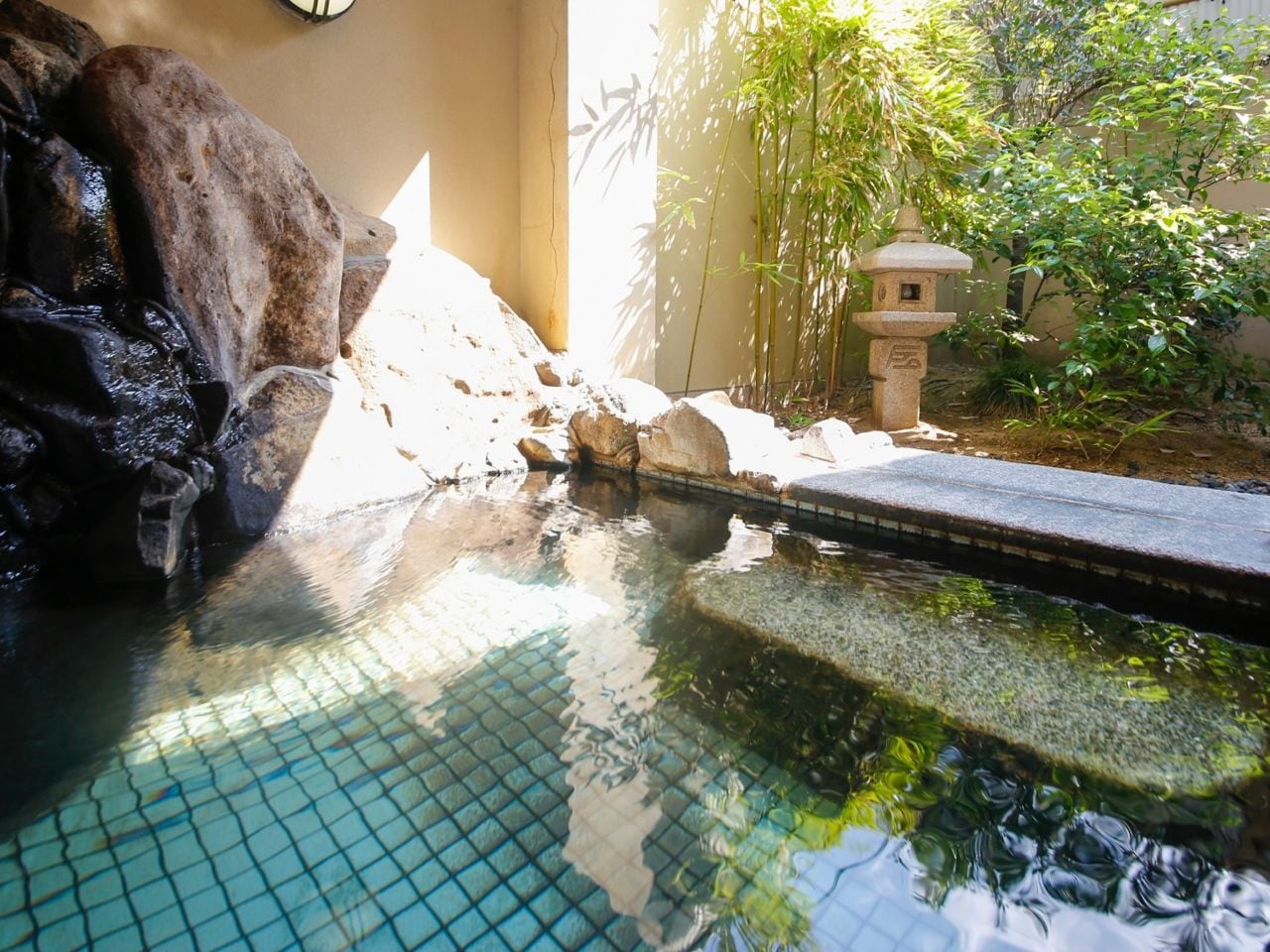 赤穂温泉さつき乃湯　男性浴場の露天風呂（朝の様子）