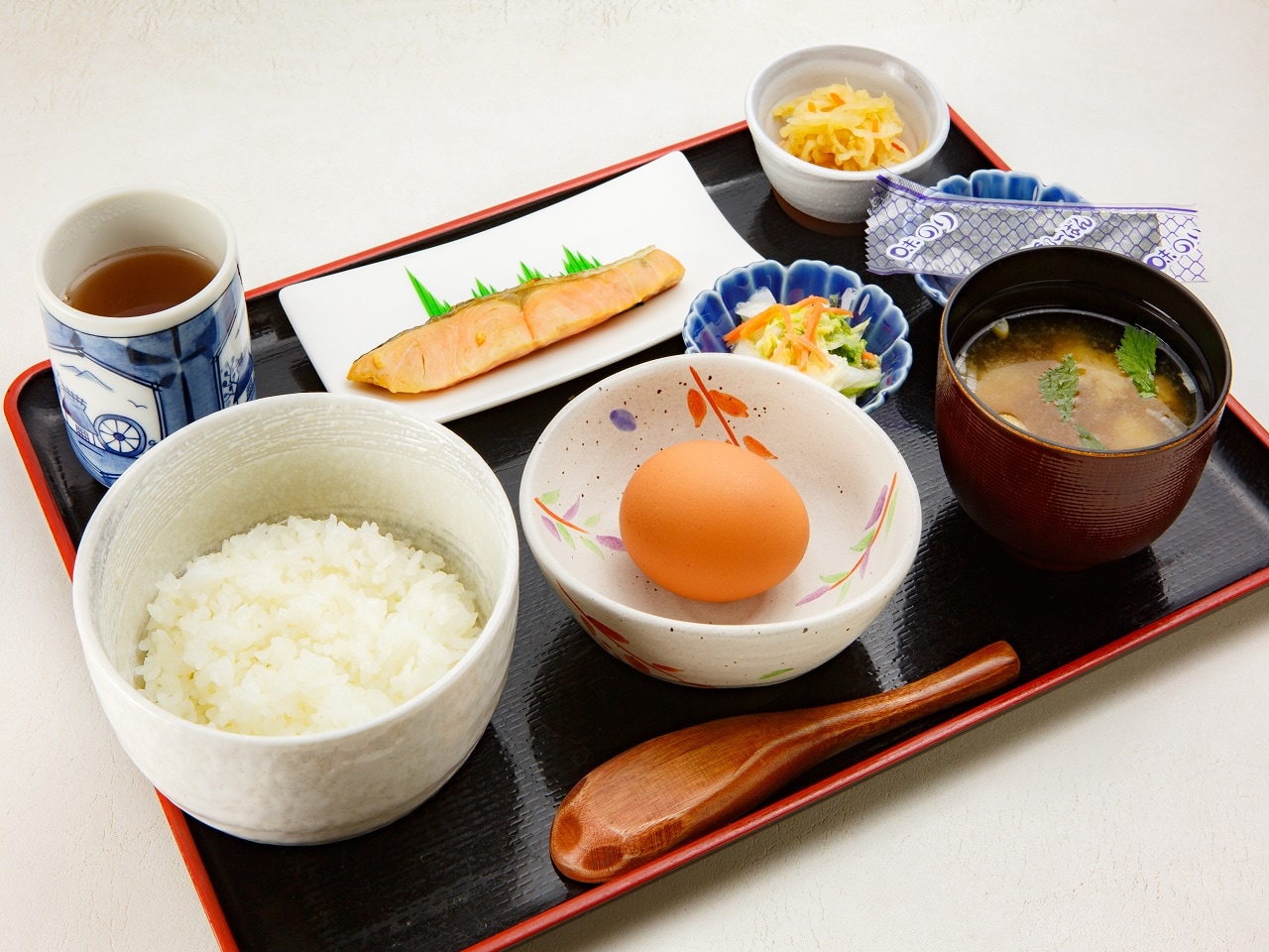 大きな鮭が付いた卵かけごはんセット