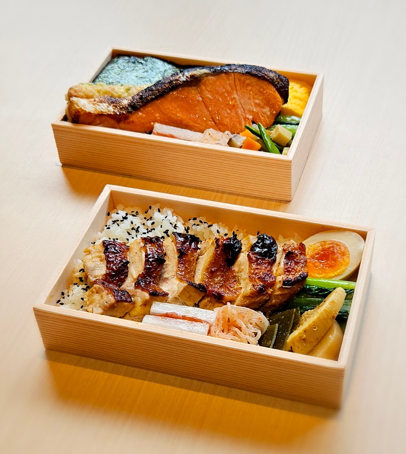 鶏と魚の2種類からお選びいただける弁当スタイル