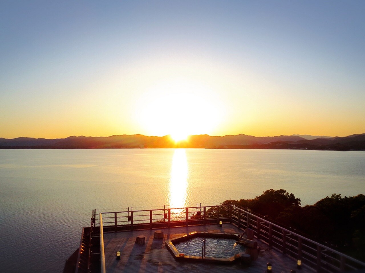 ホテル屋上露天風呂「飛天」からの見る浜名湖