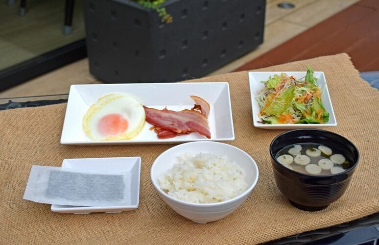 ベーコンエッグ和定食
