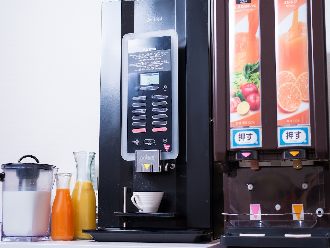 ウェルカムドリンクサービス(15:00~21:00まで)/ コーヒー・ウーロン茶・オレンジジュースの3種類からお選びいただけます。
