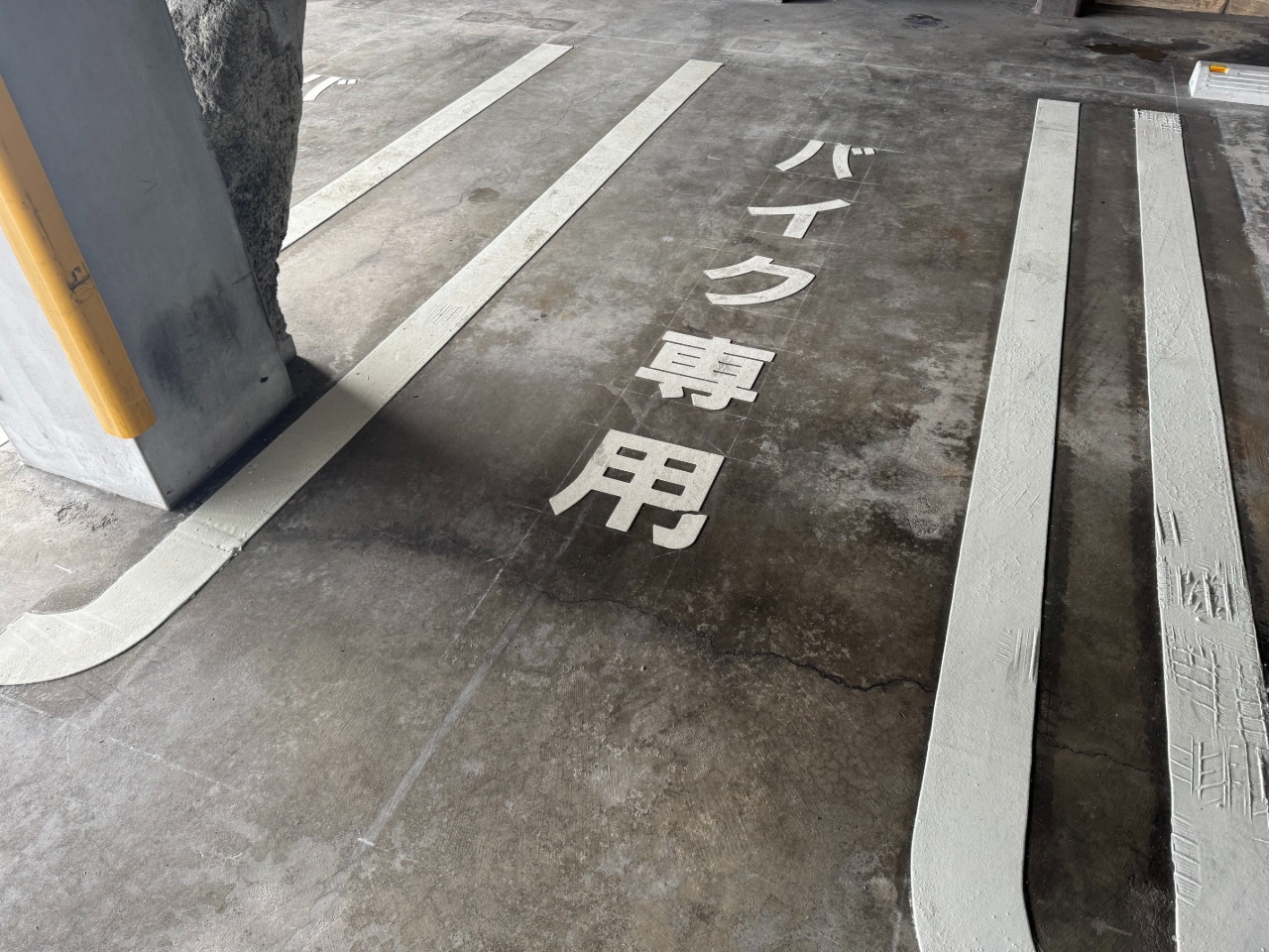 駐輪場：屋根付きのバイク駐輪スペース（24台分）