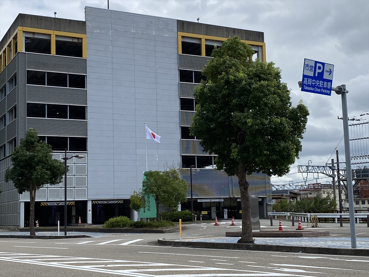 ③市営高岡中央駐車場・・・入庫から24時間500円(税込)駅直結(雨に濡れずホテルまで移動可)