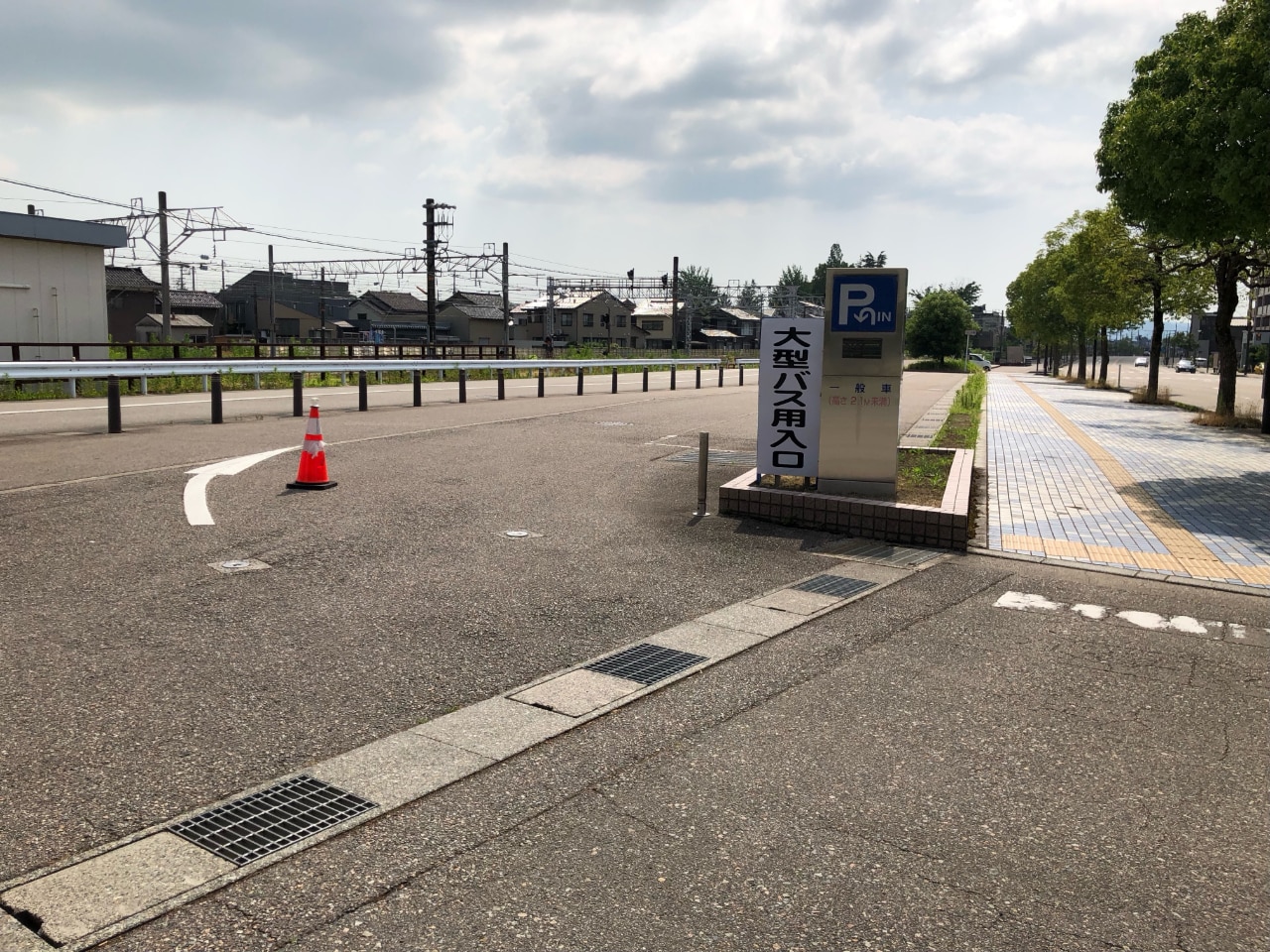 大型車輌駐車場・・・市営高岡中央駐車場へご案内いたします。事前予約が必要な為、必ずホテルへお問い合わせをお願いいたします。