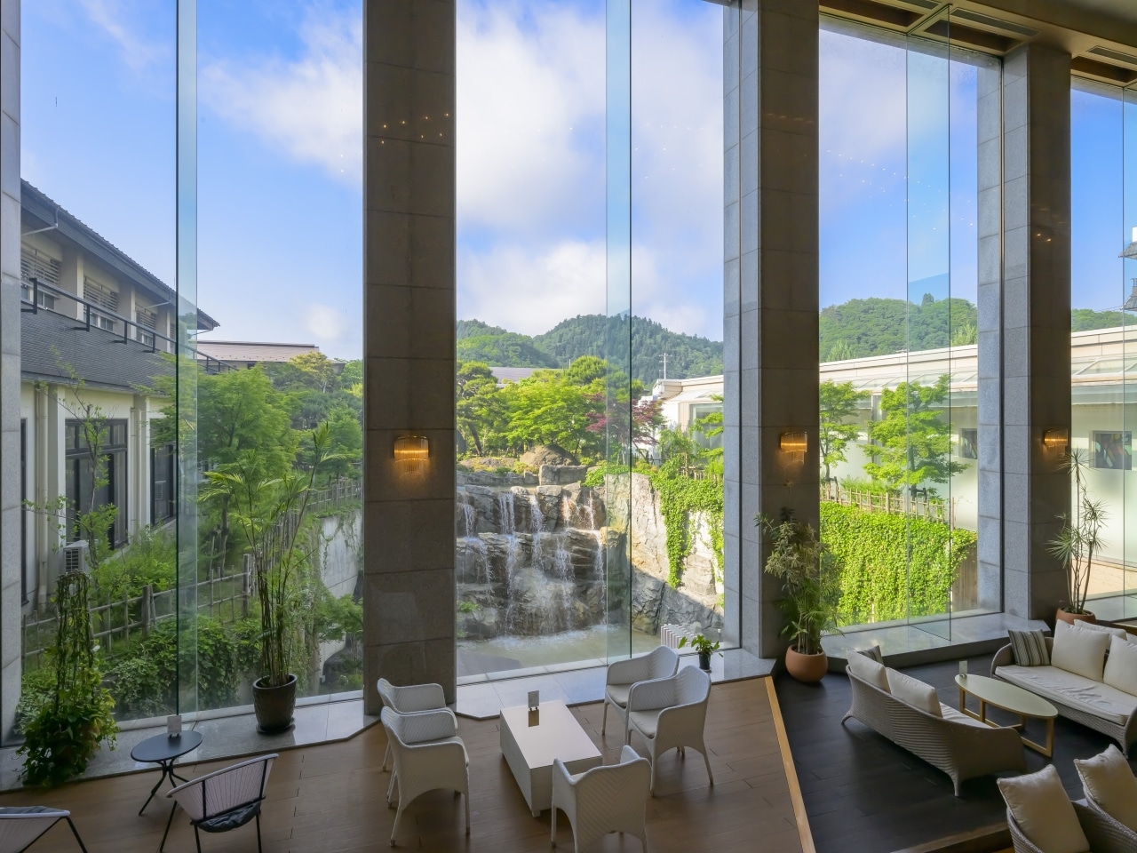 ロビーラウンジ「サンガーデン」（1F）