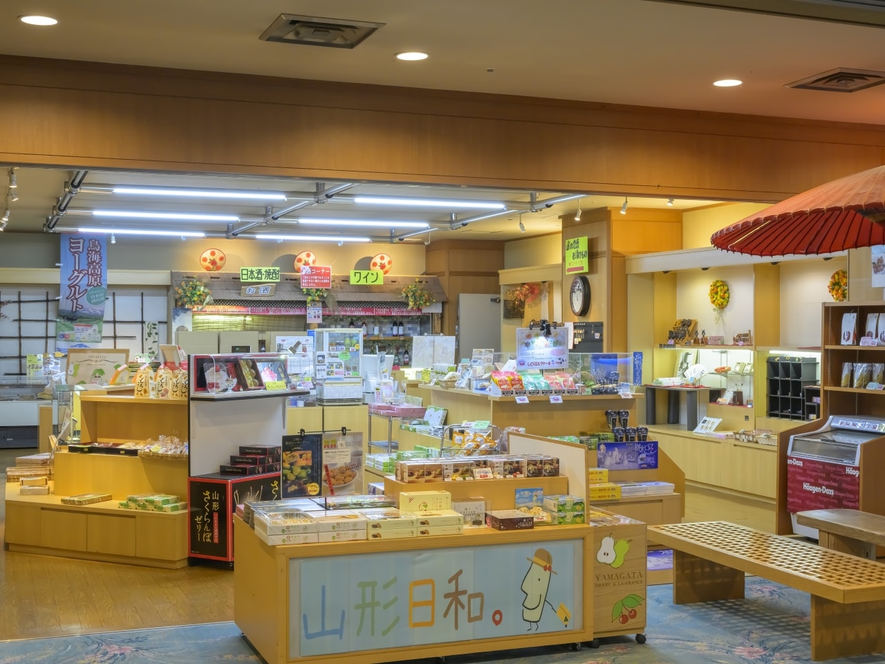 売店「末広」（1F） 山形天童のお土産や将棋グッズを取り揃えております。