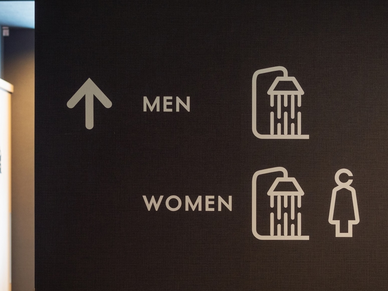 男女別のシャワールームとトイレは 2階・3階・4階の各フロアに設置しています。