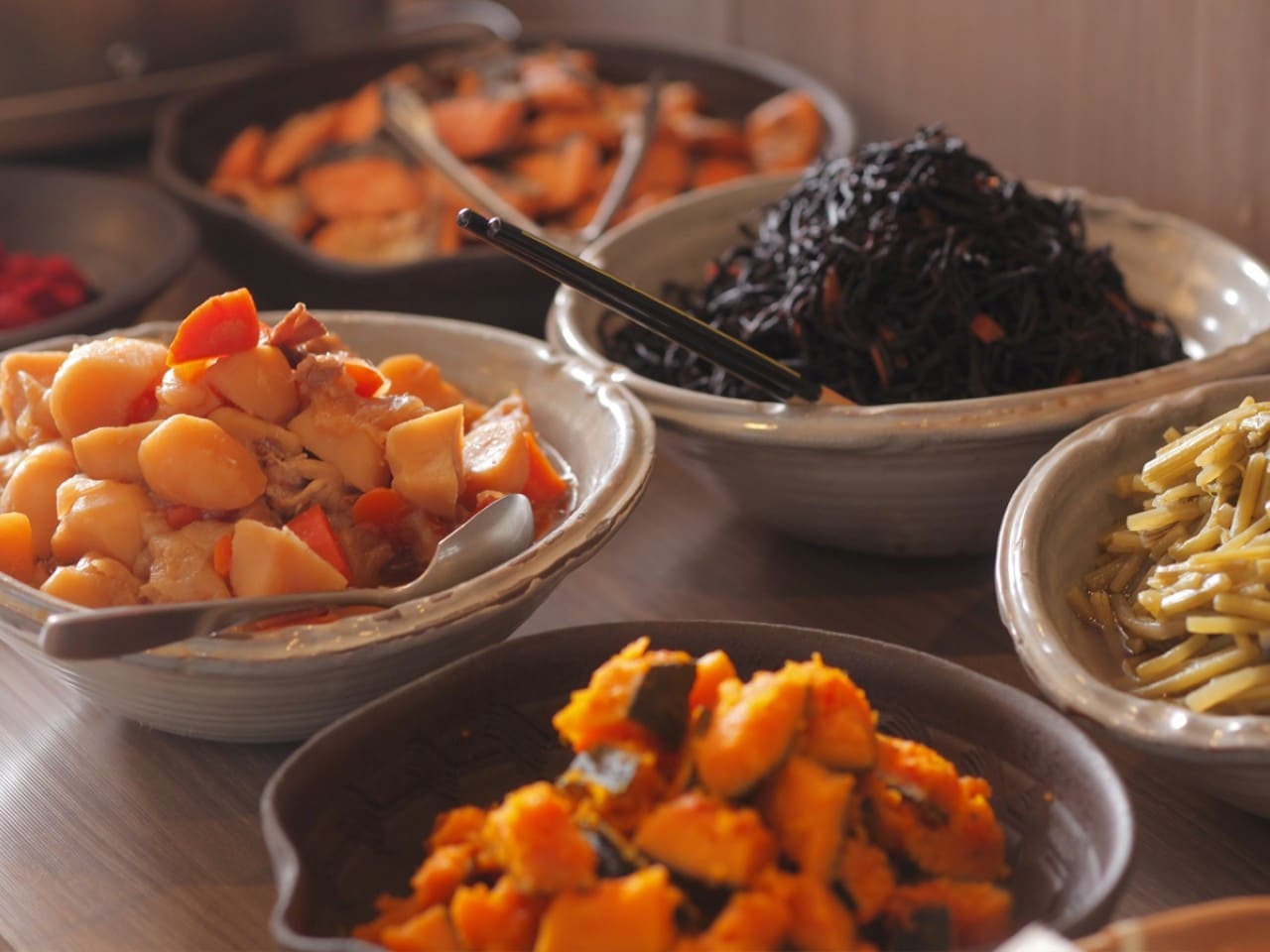 飛騨の素材を使ったお惣菜。高山の素朴なお母さんの味をご提供しています。