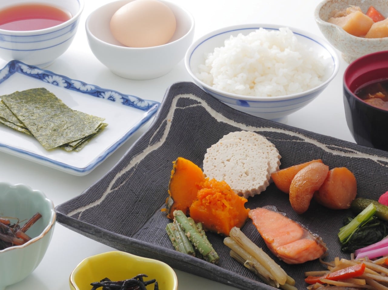 地元産のごはん、たまご、納豆、漬物、お味噌汁…ほっとする和食メニュー。