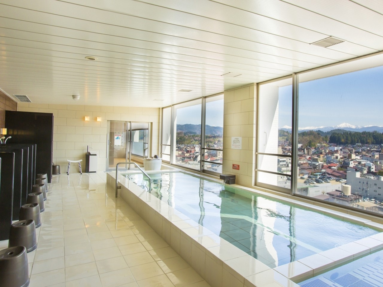最上階の展望大浴場。高山の町並みを眺めながら天然温泉でリラックス。