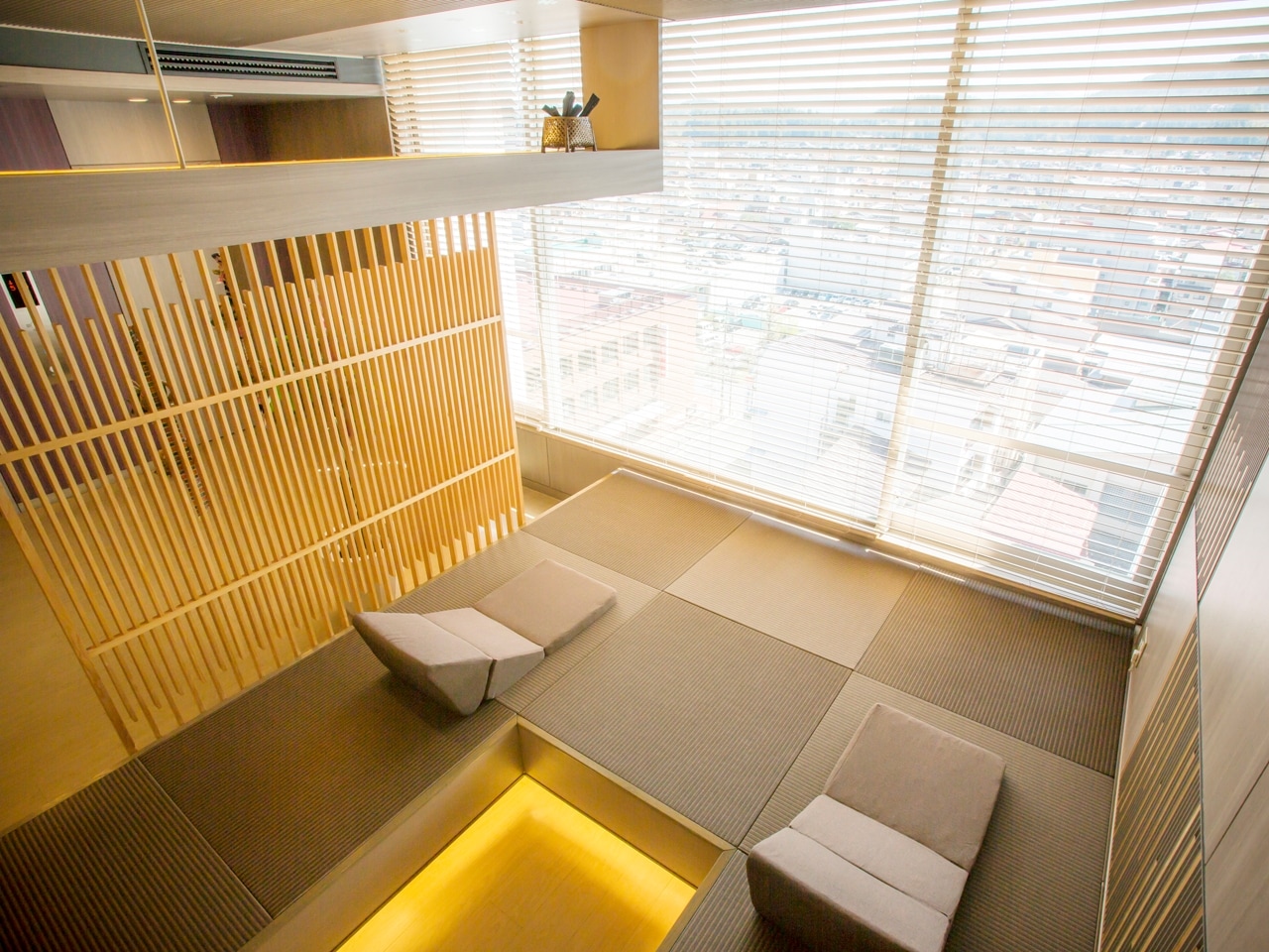 9階エレベーター前の湯あがり処。待ち合わせや休憩にご利用ください。