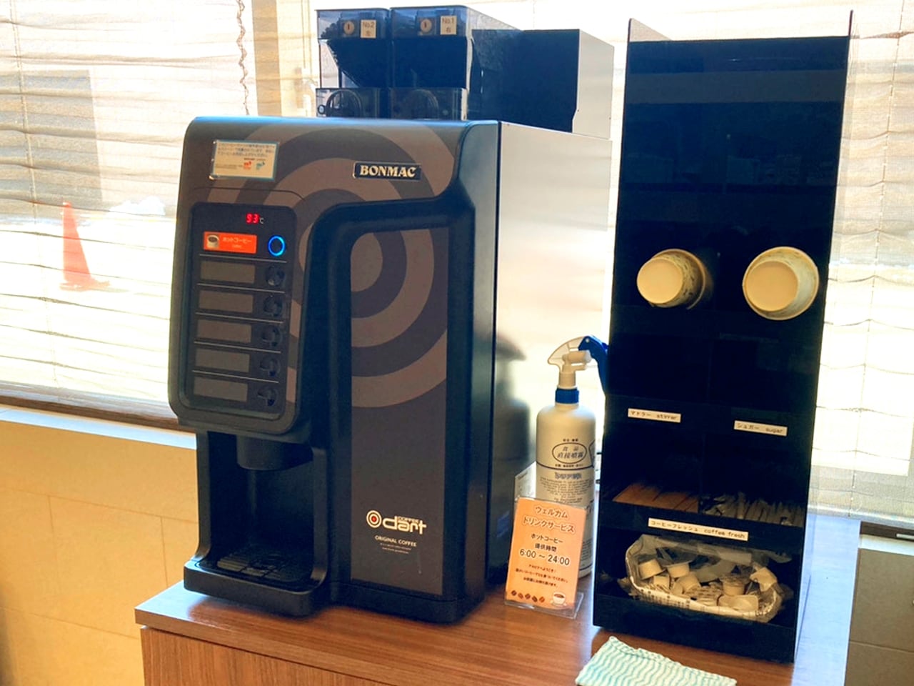 ロビーにはウェルカムドリンクとしてコーヒーや野草茶をご用意しております。