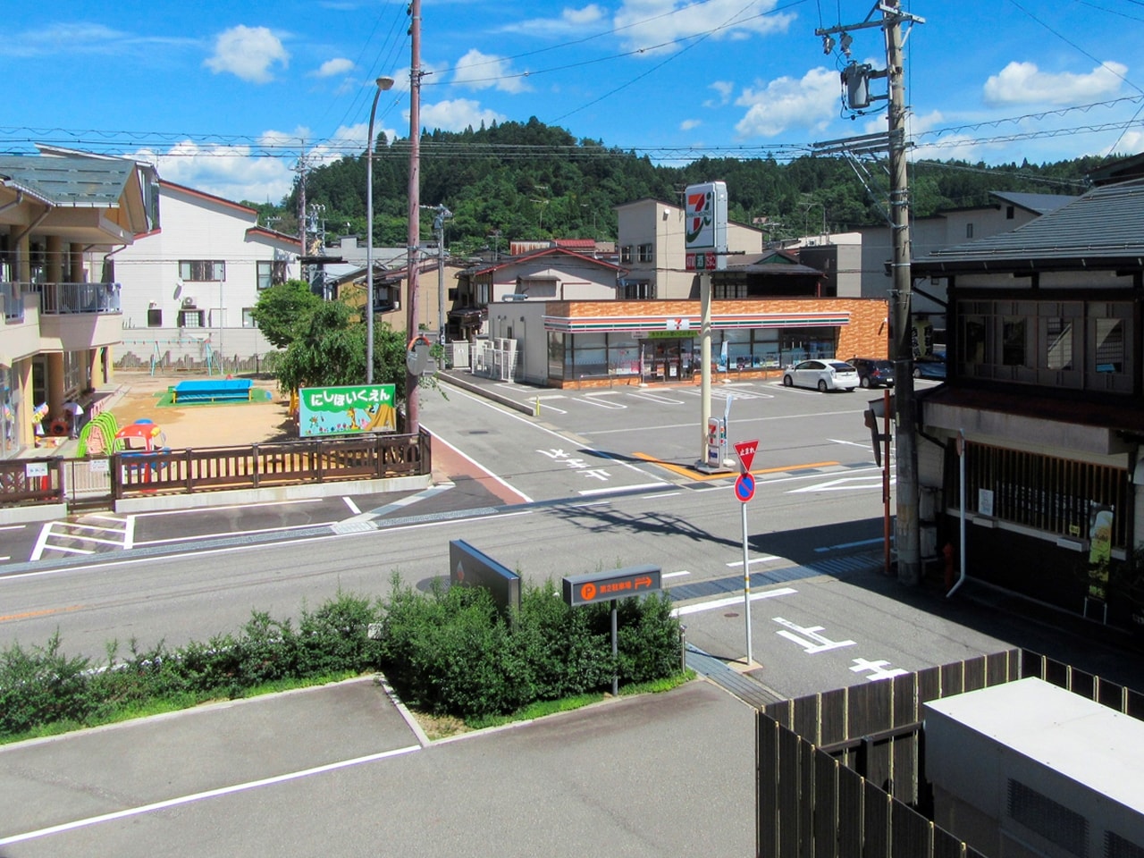 コンビニ(セブンイレブン)まで徒歩1分ほど。