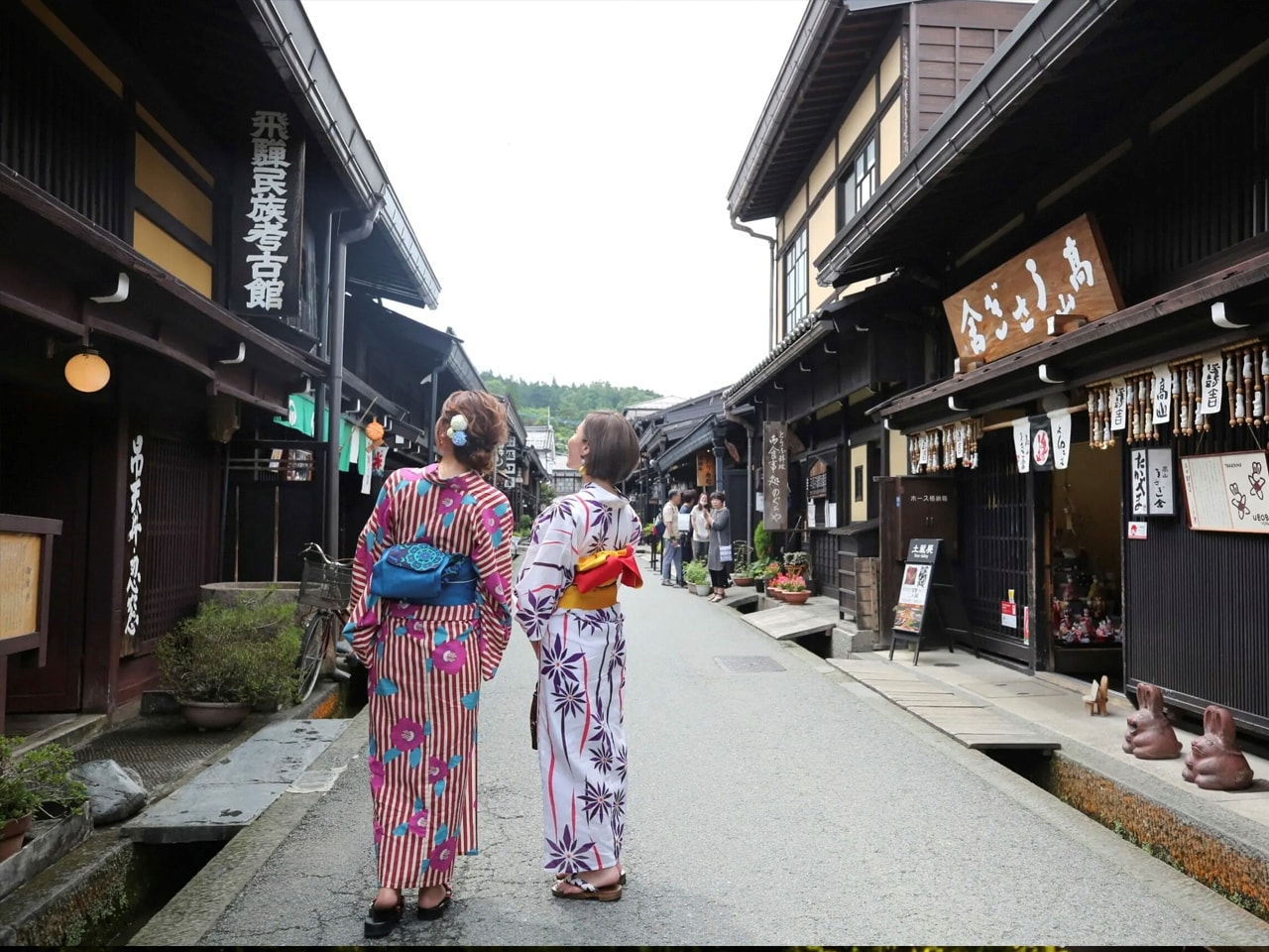 古い町並みや朝市までは徒歩10分以内でお出かけいただけます。