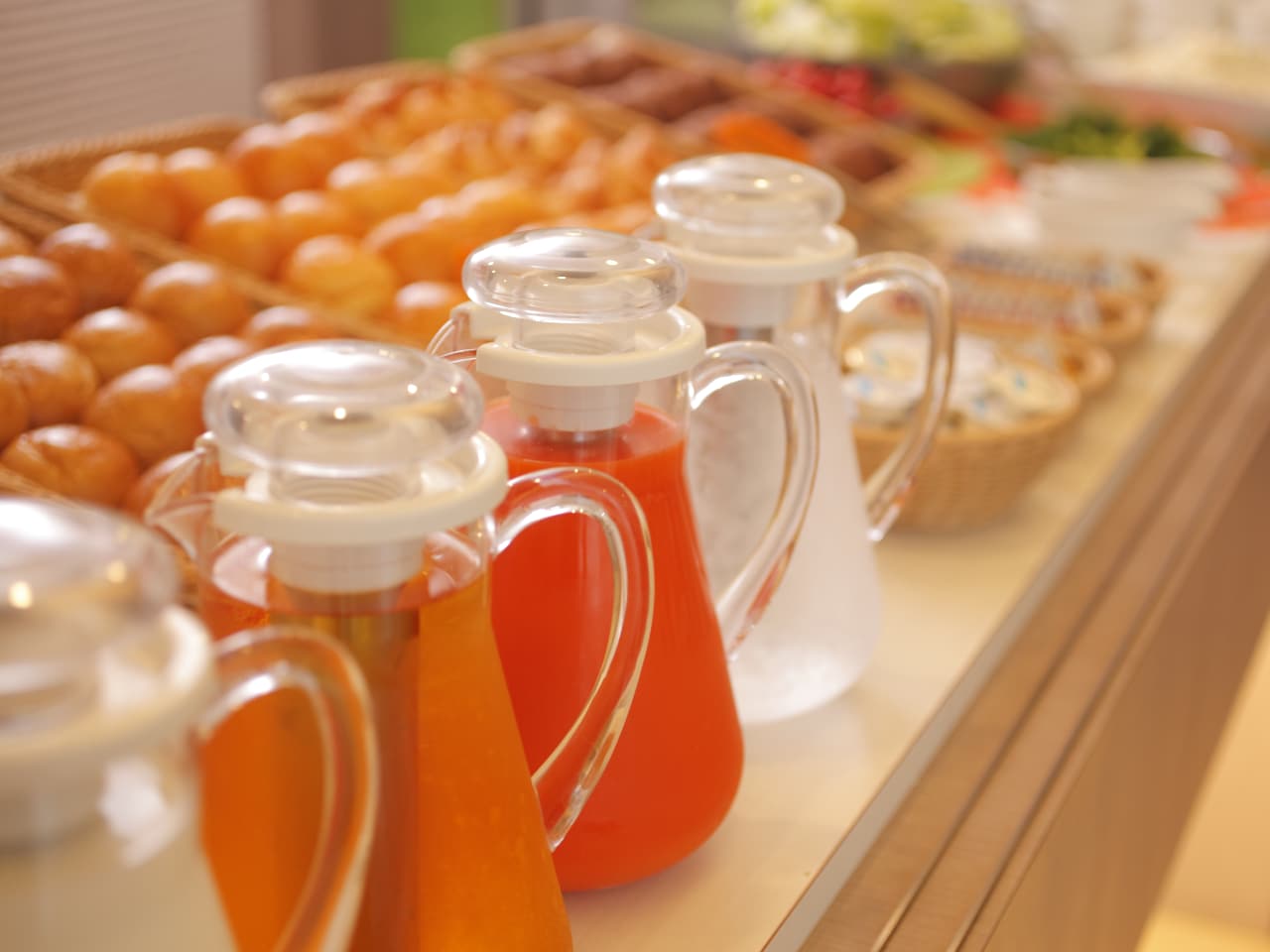 焼き立てパンと地元の食材を生かした朝食