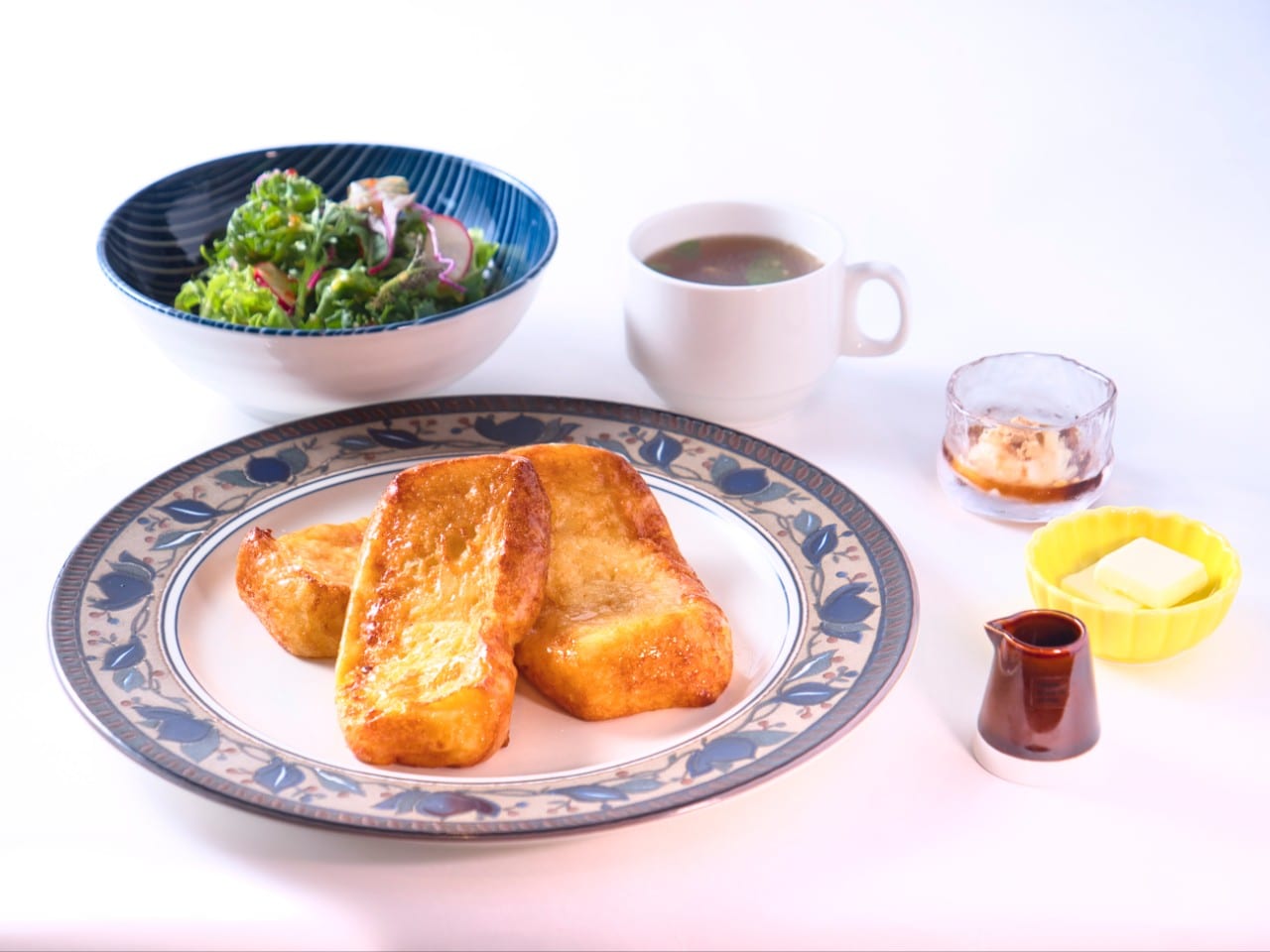 《1日5食限定先着順》私たちのとっておきの一皿 格別なるフレンチトースト■(1300円税込)パンは老舗ブランド シモンが誇る天然酵母のパンをセレクト。卵は本松養鶏場の「ゆう地卵」をつかい、黄金比でコーディネートされたフレンチトーストは何度も何度も試作を繰り返しやっと辿り着いた私たちの「名作」です。