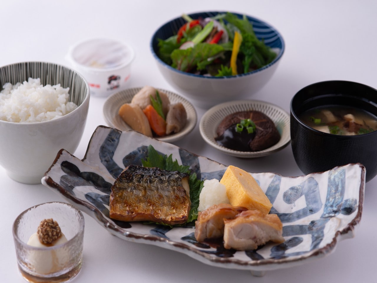 THE日本の和定食■ (1000円税込)発酵食品に囲まれた日本の和朝食は世界No1のブレックファーストとも云われます。焼魚・手作り卵焼・旬のお味噌汁・手仕込みお惣菜 などなど一品一品全て心を込めて手作りした愛情いっぱい朝ごはんです。