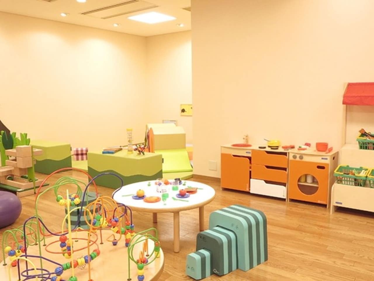 キッズルーム/本館　雨でも遊べる＆ハイハイの赤ちゃん専用スペースもございます。