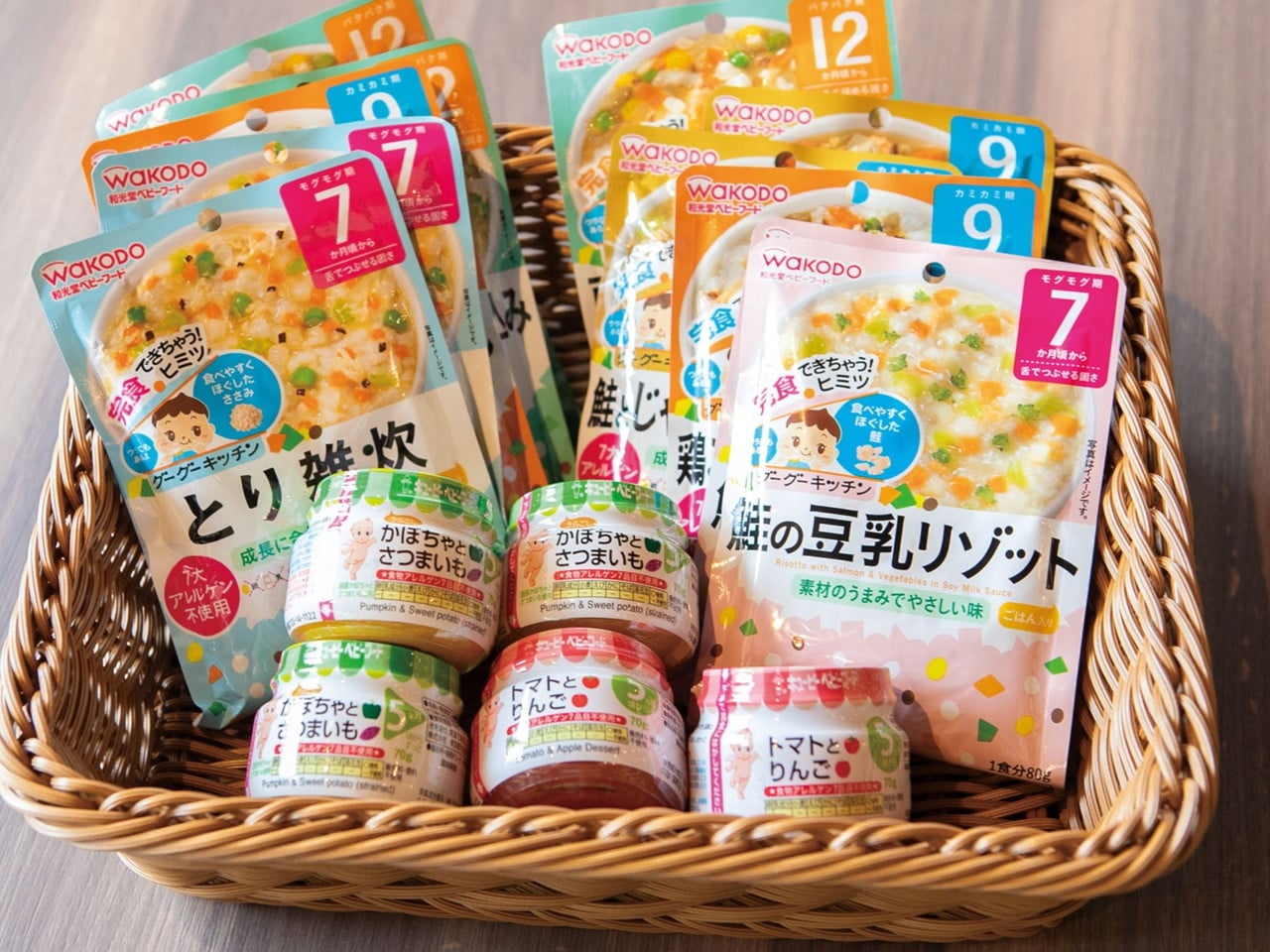 月齢に合わせた市販離乳食も充実しております。