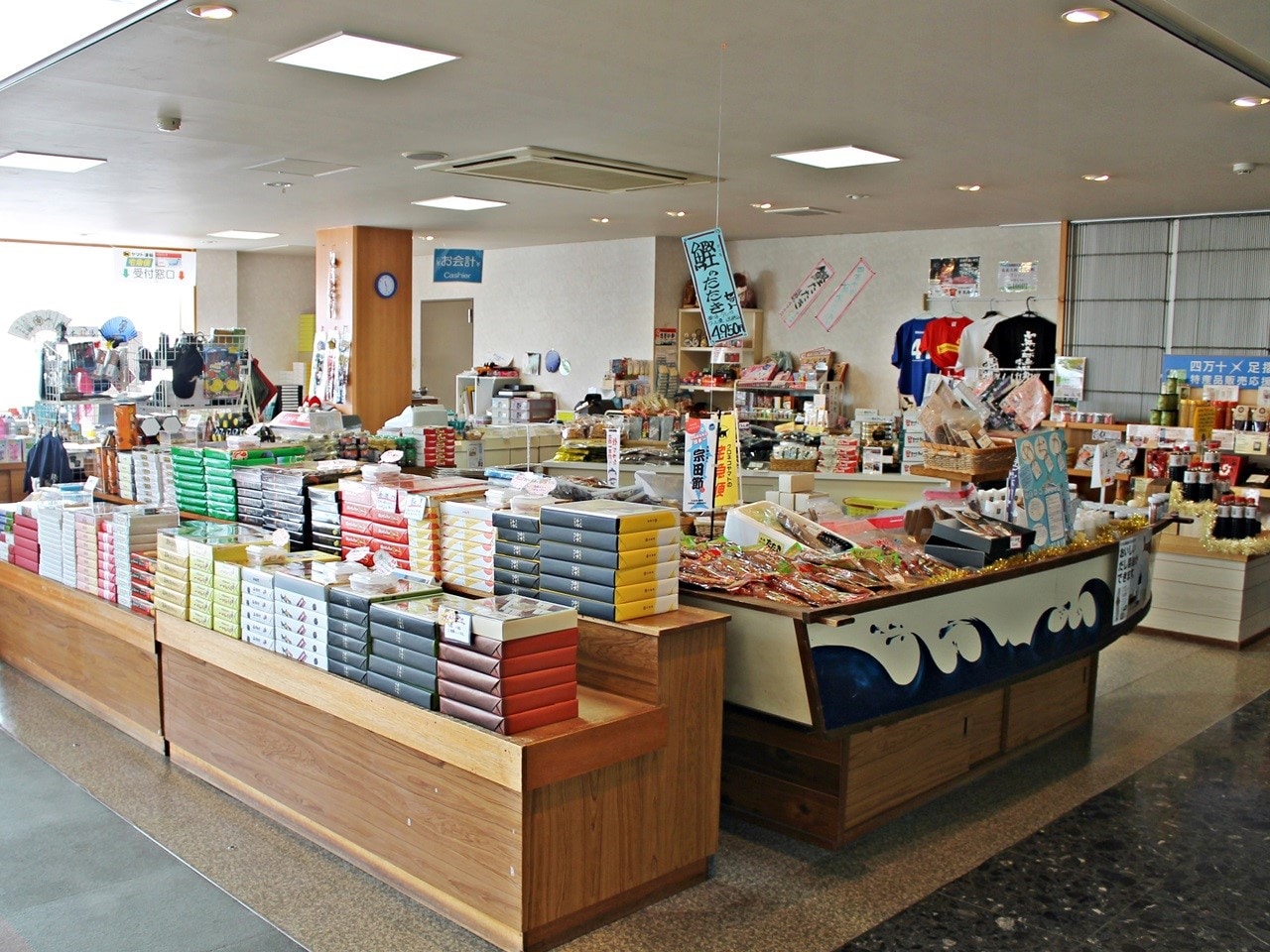 各種お土産物を取り揃えております。宅配便も売店にて受け付け。
