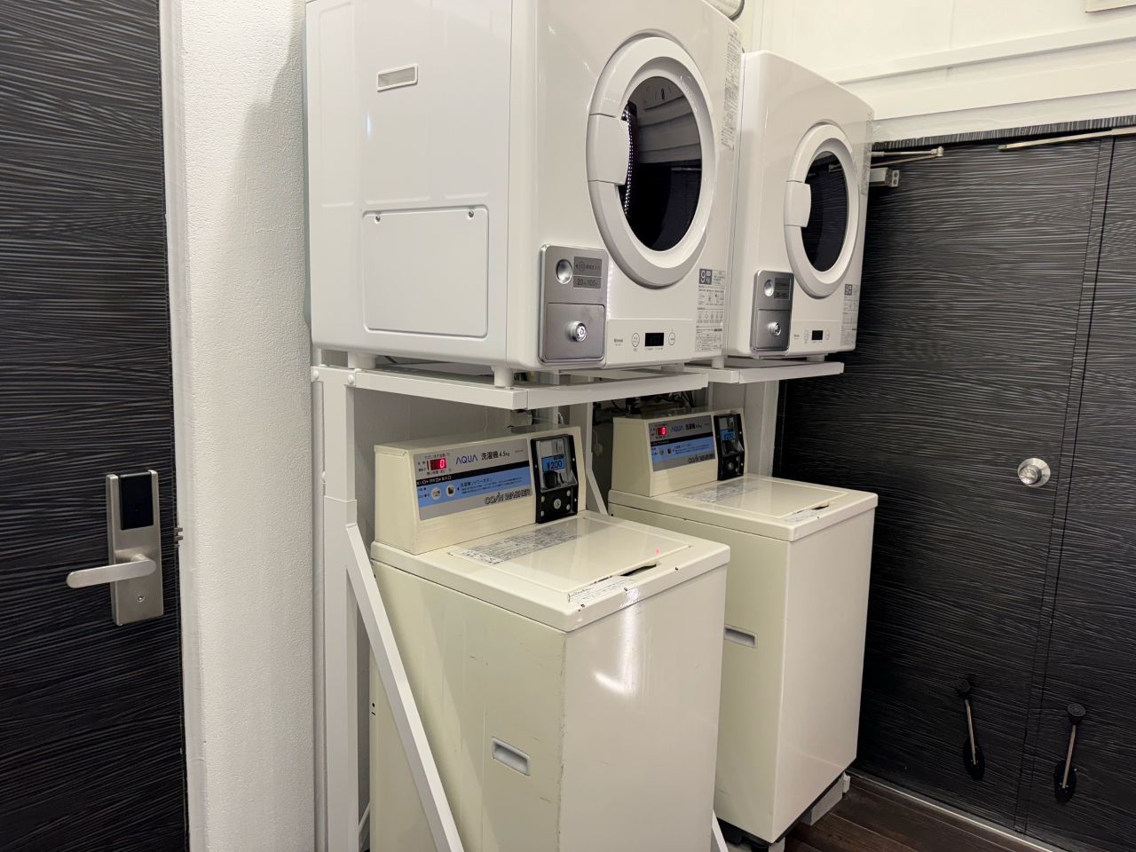 1階コインランドリー