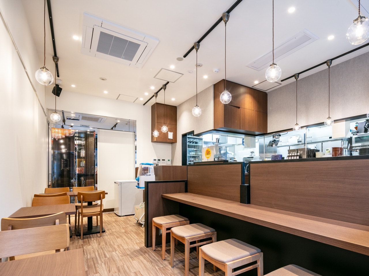 1階レストラン「串カツ田中」