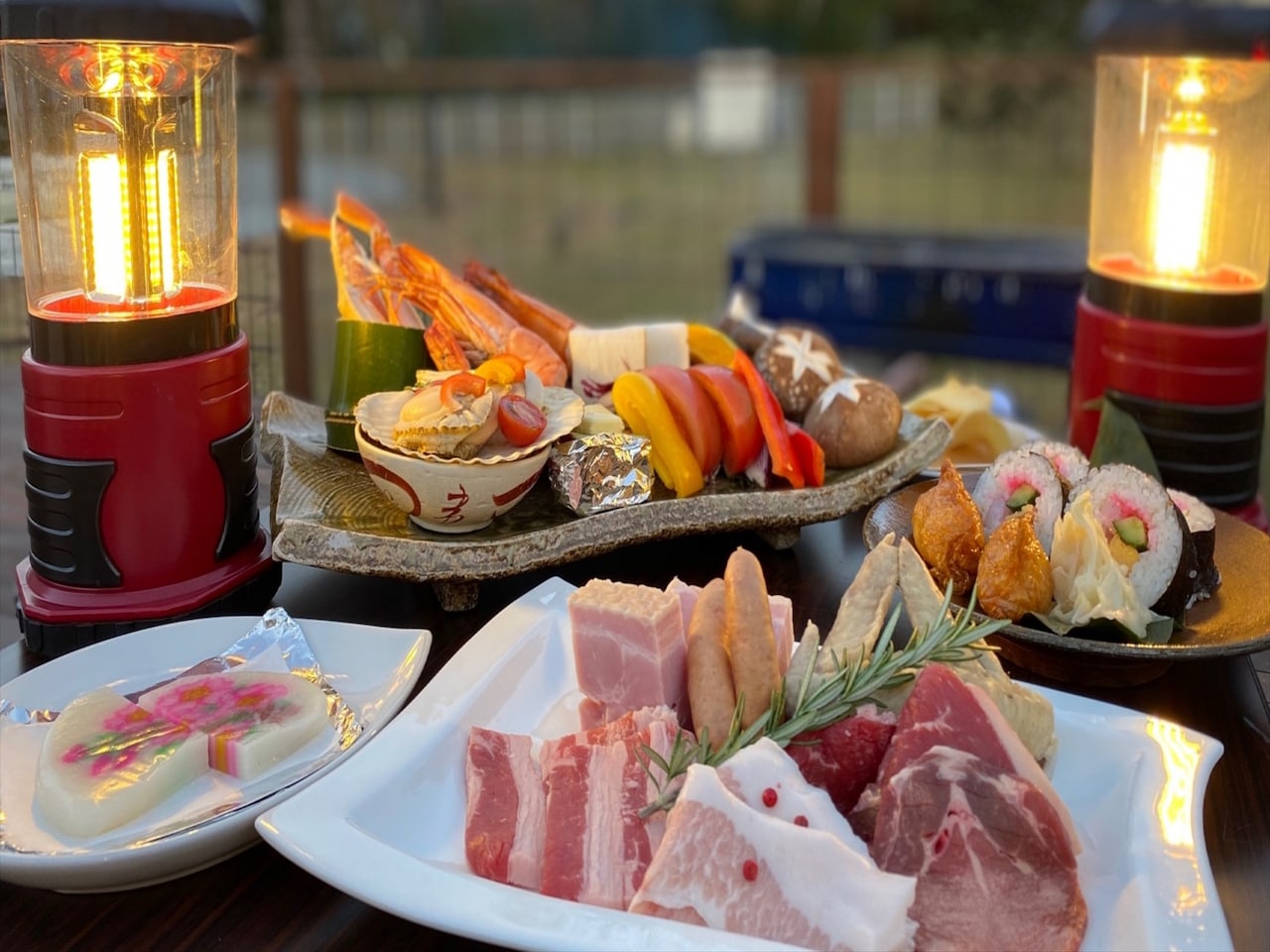 BBQは旅館ならではの豪華さ!ジューシーなお肉や季節のお楽しみメニュー(一例)