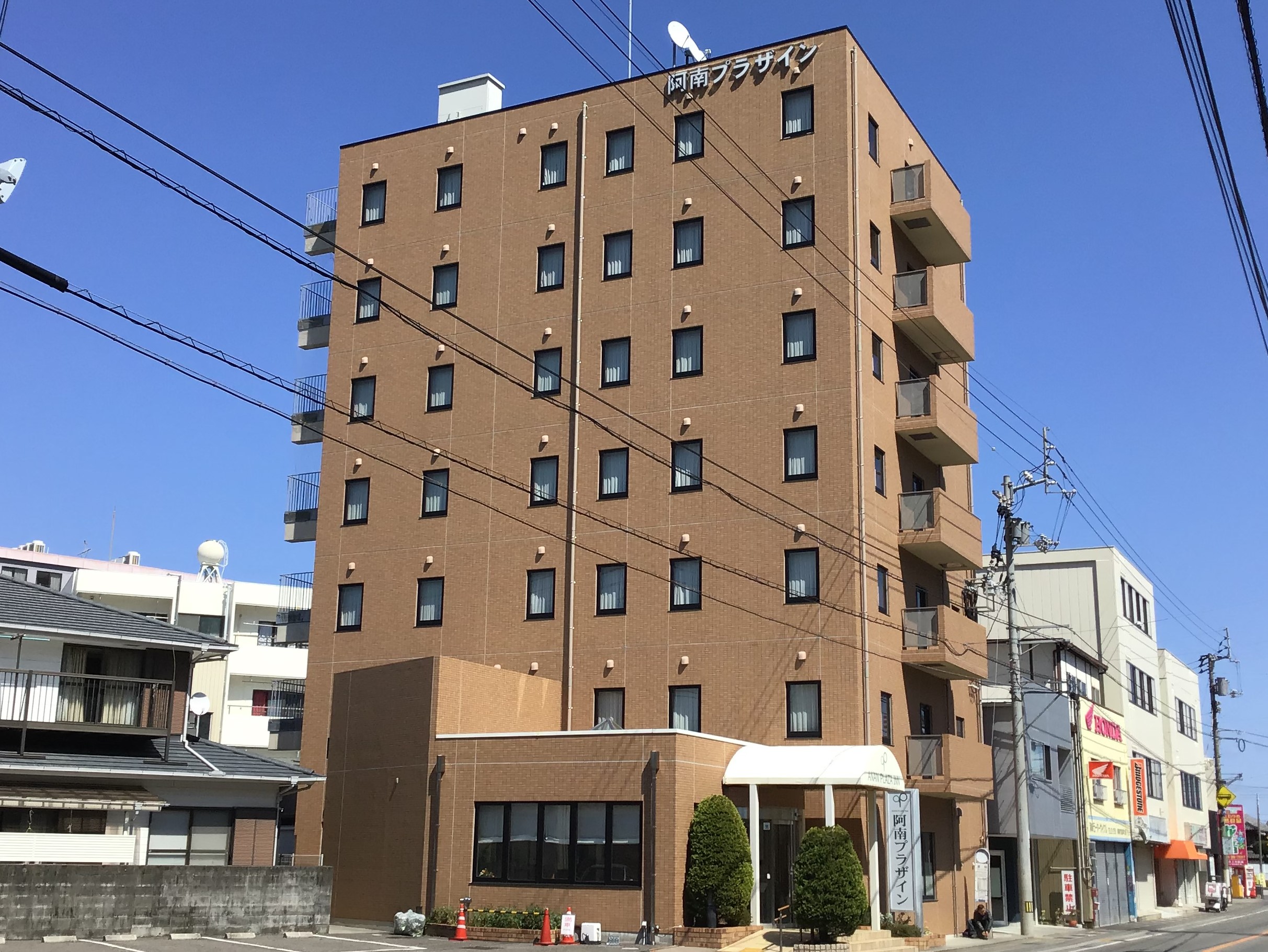 ホテル横平面駐車場（15台）