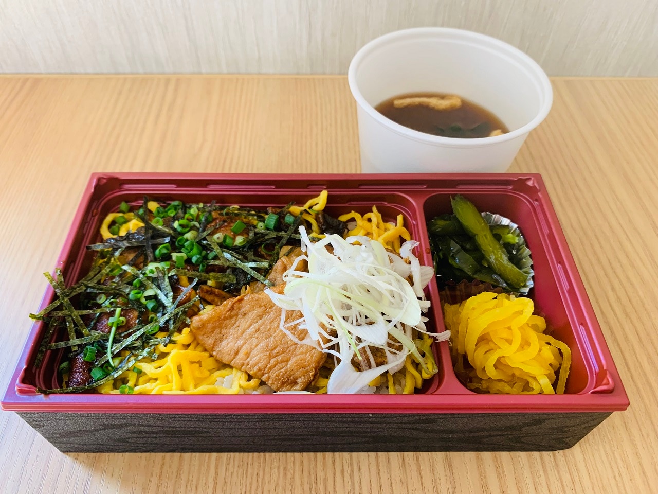 ひつまぶし風鰻と豚ロースの蒲焼き重弁当
