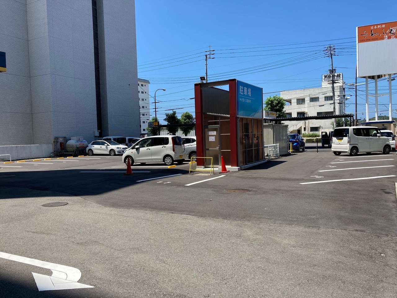 平面駐車場(先着順・トラック等大型車の場合は、事前に要予約)