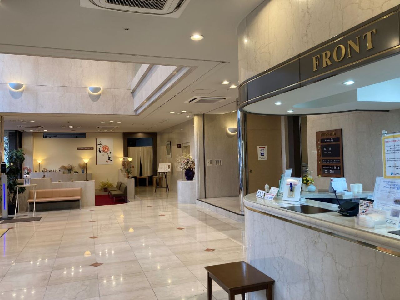 フロントは24時間体制でスタッフが常駐しております。 夜遅いご到着や早朝のご出発の際も、安心してご利用いただけます。